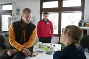 Andreas (Martin Gruber, l.) und Tobias (Markus Brandl, M.) statten Jasmin Wehrer (Cosima Lehninger, r.) einen Besuch ab. Vielleicht weiß sie, was ihre Schwester Maya auf dem Berg will.