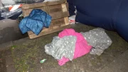 Passanten hatten ein auff&auml;lliges "Paket" mitten auf einem Gehweg in einem Wohnviertel gefunden. Als es von der Polizei ge&ouml;ffnet wird, offenbart sich ein grausiges Bild: Die Leiche einer Frau, ihr K&ouml;rper ist &uuml;bers&auml;t mit Verletzungen.