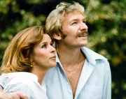 Baby Schimmerlos (Franz Xaver Kroetz) und Mona (Senta Berger) k&ouml;nnen ihr Gl&uuml;ck noch nicht fassen. Der Traum vom eigenen Haus scheint sich zu erf&uuml;llen.