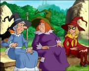 Den Hexenrat, bestehend aus Mania (l.), Walpurgia (M.) und Amanda (r.), belegt Bibi mit einem Bann.