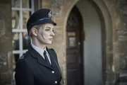 Shirley Trewlove (Dakota Blue Richards) beobachtet die Aufnahmen für eine TV-Show. Shirley Trewlove (Dakota Blue Richards) beobachtet die Aufnahmen für eine TV-Show.
