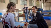 Kommissarin Karoline Joost (Nike Fuhrmann, r.) befragt die Turnerin Emma Maier (Liselotte Krieger, l.) unter der strengen Beobachtung der Vorsitzenden des Turnvereins, Julia Schneider (Marie Ulbricht, M.). Julia Schneider behauptet, dass der Verein wie eine große Familie sei. Doch eines der Mädchen ist ermordet worden. Wie ist das Klima unter den Sportlerinnen wirklich? Wie konnte es zu einem Mord kommen, wo sich angeblich alle so gut verstehen?