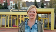 Anna Lena Dörr nimmt an der Übungsstunde eines der Jugendclubs des größten professionellen Kinder-, Jugend- und Familientheaters im Saarland und in Rheinland-Pfalz teil und lernt grundlegende Theatertechniken.