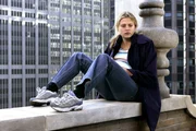 Die schwangere April Troost (Estella Warren) will sich von einem Hochhaus stürzen. Sie wurde vergewaltigt und möchte kein Kind von einem Vergewaltiger zur Welt bringen.
