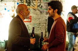 Faraz (Reza Brojerdi, re.) und sein Vater Masud (Ramin Yazdani) haben einiges zu kl&auml;ren.