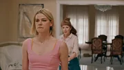 Franzi (Llewellyn Reichman) und Lena (Sarah Bauerett) streiten sich.