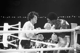 Ein Kampf der Giganten: Herausforderer Rocky (Sylvester Stallone, l.) versucht erneut, den Weltmeister Apollo Creed (Carl Weathers, r.) in die Ecke zu dr&auml;ngen.