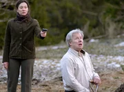 Elise Kellermann (Nadja Weiss) will den Ex-Kommissar Van Veeteren (Sven Wollter) erschießen, um so einen unbequemen Mitwisser zu beseitigen. Elise Kellermann (Nadja Weiss) will den Ex-Kommissar Van Veeteren (Sven Wollter) erschießen, um so einen unbequemen Mitwisser zu beseitigen.