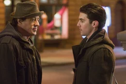 Obwohl Rocky (Sylvester Stallone, l.) schon lange die Handschuhe an den Nagel geh&auml;ngt hat, wirft er immer noch einen gro&szlig;en Schatten, der seinem Sohn (Milo Ventimiglia, r.), zu schaffen macht ...