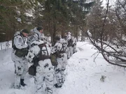Fritz mit seinen Kameraden beim Biwak im verschneiten Mittenwald in den Bergen.