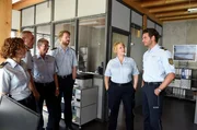 Nele Fehrenbach (Floriane Daniel, 2.v.r.) stellt ihrem Team den neuen Kollegen Jakob Frings (Max König, r.) vor: Julia Demmler (Wendy Güntensperger, li.), Paul Schott (Tim Wilde, 2.v.l.) und den Polizisten auf der Wache (Heike Müller, 3.v.l. und Christian Notheis, M.). Nele Fehrenbach (Floriane Daniel, 2.v.r.) stellt ihrem Team den neuen Kollegen Jakob Frings (Max König, r.) vor: Julia Demmler (Wendy Güntensperger, li.), Paul Schott (Tim Wilde, 2.v.l.) und den Polizisten auf der Wache (Heike Müller, 3.v.l. und Christian Notheis, M.).