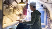 Haushälterin Maria (Susi Banzhaf) erwischt Kevin (Vincent Krüger, r.) und Maik (Daniel Donskoy, unten) vor der Gefriertruhe, in der Bösewicht Jurek liegt.