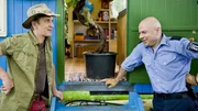 Ein Leguan im Bauwagen; Polizist Prutz (Prodromos Antoniadis, r.) freut sich, dass Fritz (Guido Hammesfahr, l.) das exotische Tier vorübergehend bei sich aufnimmt. Ein Leguan im Bauwagen; Polizist Prutz (Prodromos Antoniadis, r.) freut sich, dass Fritz (Guido Hammesfahr, l.) das exotische Tier vorübergehend bei sich aufnimmt.