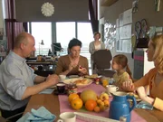 Bereits nach kurzer Zeit erkennt Rebecca (Katharina Sch&uuml;ttler, hinten), dass es keineswegs einfach ist, als Mitglied der Familie aufgenommen zu werden. Schwiegermama (Adele Neuhauser, M.) und zun&auml;chst auch Schwiegerpapa (Michael Sch&ouml;nborn, l.) in spe haben so ihre Probleme mit der jugendlichen Schwiegertochter ...