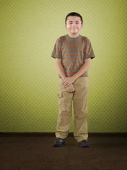 Er ist intelligent und gebildet, hat aber Probleme sich mit anderen Kindern anzufreunden: Brick (Atticus Shaffer) ...