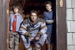 Ein Astronaut (Dax Shepard, M.) hilft Danny (Jonah Bobo, l.) und Walter (Josh Hutcherson, r.), damit sie wieder zur&uuml;ck auf die Erde finden ...