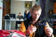Andreas Marthaler (Martin Gruber) hat einen Fund gemacht und erinnert sich an eine merkwürdige Begegnung.