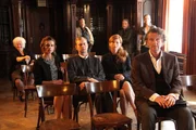 Martha Jaga (Henriette Thimig), Frida Krueger (Susanna Kubelka), Damian Karras (Alexander Jagsch), Nora Beitz (Tatjana Alexander), Edgar Popp (Kai Maertens). Im Hintergrund Oberstleutnant Helmuth Nowak (Gregor Seberg), Major Carl Ribarski (Stefan Jürgens), Revierinspektorin Penny Lanz (Lilian Klebow).