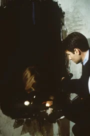 Der Täter scheint alle 30 Jahre zuzuschlagen - er bringt seine Opfer um und entfernt ihnen die Leber. Scully (Gillian Anderson, l.) und Mulder (David Duchovny, r.) suchen nach einer Erklärung ... Der Täter scheint alle 30 Jahre zuzuschlagen - er bringt seine Opfer um und entfernt ihnen die Leber. Scully (Gillian Anderson, l.) und Mulder (David Duchovny, r.) suchen nach einer Erklärung ...