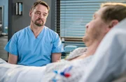 Der Patient Alexander Wassenberg (Benjamin Kramme,r.) öffnet sich Dr. Marc Lindner (Christian Beermann, l.) mit seinen Sorgen um seine Tochter.