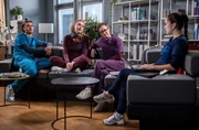 Der Umstand, dass Ivo (Jakob D'Aprile), Tamar (Linda Kummer), Oli (Arne Kertész) und Sofia (Olivia Papoli-Barawati) an einem Abend keinen Dienst haben, kommt nicht oft vor. Dabei wäre es doch für die vier wichtig auch außerhalb des JTK Zeit zu haben, oder, Sofia? (v.l.n.r. Jakob D'Aprile, Linda Kummer, Arne Kertész, Olivia Papoli-Barawati)