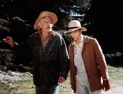 Sam Walton (Will Geer, l.) erklärt seinem Enkel John-Boy (Richard Thomas, r.), dass das strittige Waldgrundstück schon seit Generationen im Besitz der Waltons ist