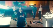 Die Libellen haben die dritte Challenge verloren, und Louis (Oliver Cunliffe, auf Boden) ist bewusstlos. Glen (Krish Misra, 2.v.r.) und Meg (Katy Byrne, r.) sind verblüfft, dass Kaz (Maiya Silveston, l.) es schafft, das Artefakt zu stoppen, als es ihnen das Gedächtnis löschen will. Die Libellen haben die dritte Challenge verloren, und Louis (Oliver Cunliffe, auf Boden) ist bewusstlos. Glen (Krish Misra, 2.v.r.) und Meg (Katy Byrne, r.) sind verblüfft, dass Kaz (Maiya Silveston, l.) es schafft, das Artefakt zu stoppen, als es ihnen das Gedächtnis löschen will.