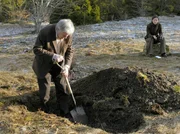 Elise Kellermann (Nadja Weiss) zwingt den Ex-Kommissar Van Veeteren (Sven Wollter), sein eigenes Grab auszuheben. Elise Kellermann (Nadja Weiss) zwingt den Ex-Kommissar Van Veeteren (Sven Wollter), sein eigenes Grab auszuheben.
