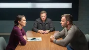 Karoline Joost (Nike Fuhrmann, l.) und Lars Pöhlmann (Dominic Boeer, r.) verhören den Verdächtigen Klaus Kilian (André Mann, 2.v.l.). Der Hotelier aus Saarbrücken hat über Monate eine heimliche Affäre mit der Toten geführt. In der Todesnacht hat es in Wismar ein unerwartetes Wiedersehen gegeben. Warum verschweigt Klaus Kilian den Kommissaren dieses Treffen? Hat das Wiedersehen mit der ehemaligen Geliebten tödlich geendet?