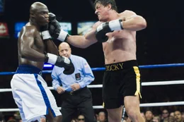 Ein Fernsehsender veranstaltet einen virtuellen Kampf zwischen Rocky (Sylvester Stallone, r.) und dem aktuellen Weltmeister aller Klassen, Mason "The Line" Dixon (Antonio Tarver, l.). In dieser Simulation geht Rocky als Sieger hervor. Nun m&ouml;chte Rocky es noch einmal wissen ...
