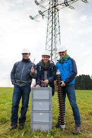 Checker Tobi (Mitte) mit Statiker Christian und Martin. Sie testen welche Materialien leiten.