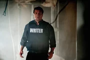 Kann nicht fassen, wer die erschossene Frau in dem gestürmten Gebäude ist: Rick Castle (Nathan Fillion).