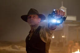 Als die Aliens das kleine St&auml;dtchen Absolution angreifen, wird pl&ouml;tzlich Lonergans (Daniel Craig) Armmanschette aktiv. Sie beginnt zu leuchten und offenbart eine Art Waffe. Mit deren Hilfe gelingt es ihm, eines der Flugger&auml;te abzuschie&szlig;en und so den Angriff zu stoppen ...