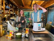Uke Bosse und Elisabeth Wegner beim Kochduell, bei dem Mango-Kokos-Eis in einer teureren und einer billigeren Küchenmaschine hergestellt wird.