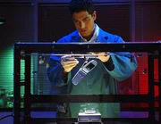Am Tatort hat das CSI-Team ein Handy gefunden. Geh&ouml;rt es dem M&ouml;rder? Im Labor sucht Eric (Adam Rodriguez) nach Fingerabdr&uuml;cken.