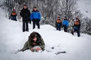 Constance Vivier (Clémentine Poidatz, M.) findet eine weitere Leiche im Schnee. Constance Vivier (Clémentine Poidatz, M.) findet eine weitere Leiche im Schnee.