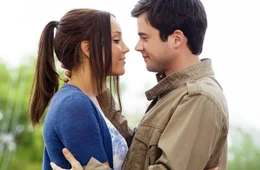 Allen Widerst&auml;nden und Intrigen zum Trotz verlieben sich Sydney White (Amanda Bynes, l.) und Tyler Prince (Matthew Long, r.) ineinander. Das kann Rachel nat&uuml;rlich nicht ungestraft lassen ...