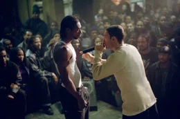 Bei einem Rap-Battle kann Jimmy Rabbit (Eminem, r.) seinen Rivalen Lotto (Nashawn Breedlove, l.) schlagen. Mit Hilfe seiner unkonventionellen Art und seiner Offenlegung des eigenen Versagens gelingt es ihm, das Publikum auf seine Seite zu ziehen.