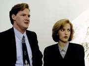 Kann Agent Tom Colton (Donal Logue, l.) Scully (Gillian Anderson, r.) und Mulder bei der Aufklärung eines sonderbaren Mordfalles helfen, bei dem ein und derselbe Mörder innerhalb von 90 Jahren 15 Morde begangen haben soll? Kann Agent Tom Colton (Donal Logue, l.) Scully (Gillian Anderson, r.) und Mulder bei der Aufklärung eines sonderbaren Mordfalles helfen, bei dem ein und derselbe Mörder innerhalb von 90 Jahren 15 Morde begangen haben soll?