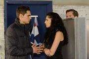 Raquel (Yara Hassan) und Ingo (André Dietz, r.) werden zurück in die Realität geholt, als plötzlich Joscha (Carlo Degen) im Bad auftaucht und die beiden fast in flagranti erwischt.