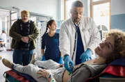 In Begleitung seines Vaters Yuri Maibaum (Marc Zwinz) wird Marco Maibaum (Nico Ramon Kleemann) mit Luftnot in die Notaufnahme eingeliefert, wo Dr. Matteo Moreau (Mike Adler) und Assistenzärztin Sofia Galura (Olivia Papoli-Barawati) ihn aufnehmen. (v.l.n.r. Marc Zwinz, Olivia Papoli-Barawati, Mike Adler, Nico Ramon Kleemann)