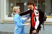 Vera (Sybille Waury) verabschiedet sich von Jason (Jason Giuranna).