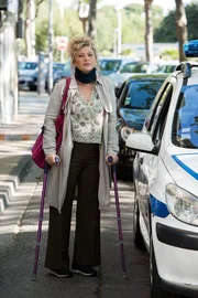 Auch mit gebrochenem Bein ist Candice im Außendienst unterwegs. Auch mit gebrochenem Bein ist Candice im Außendienst unterwegs.