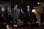 Harveys (Gabriel Macht, l.) und Mikes (Patrick J. Adams) Sammelklage gegen den Velocity-Firmenchef James Palmer (Scott Lawrence) droht ins Stocken zu geraten. Oder werden sie neue Beweise finden?