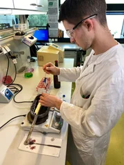 Auf den Spuren der R&ouml;mer: Chemiker der Weinhochschule Geisenheim wagen sich an ein Experiment: Die Herstellung von Bleizucker nach antikem Rezept.