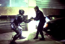 Die Polizistin Anne Lewis (Nancy Allen, re.) erkennt bei Robocop (Peter Weller, re.) immer mehr menschliche Z&uuml;ge ...