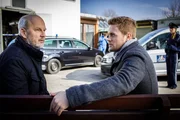 Dominik Morgenstern (Joscha Kiefer, r.) befragt Karl Marsmann (Andreas Borcherding, l.) zur Toten.