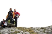 Ein Motocross-Fahrer ist verunglückt; Andreas Marthaler (Martin Gruber, l.) und Tobias Herbrechter (Markus Brandl, r.) eilen zu Hilfe.