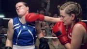 Manu (Constanze Priester) zeigt, was sie bei der Boxweltmeisterin gelernt hat und platziert einen Volltreffer bei ihrer Gegnerin Hilde (Petra Hartung).