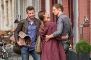 Alex (Jan Hartmann, l.) erfährt, dass Richard (Marc Oliver Schulze) der Freund von Laura  (Susan Hoecke) ist.